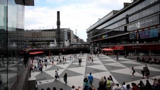 Центр площади - огромный провал, в боков