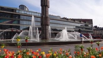 У основания колонны работают фонтаны.