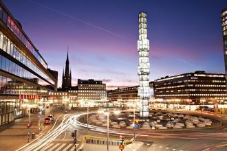 В центре выделяется стеклянная колонна, 