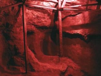 В пещерах круглый год держится постоянна