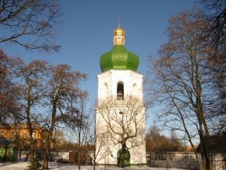 На западе от монастырской колокольни был