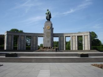 На центральной колонне высечена надпись: