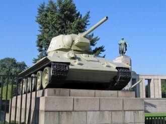 С обеих сторон главного входа стоят два 