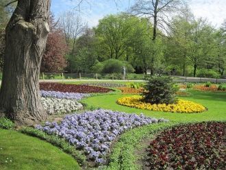 Справа и слева от главной дорожки находя