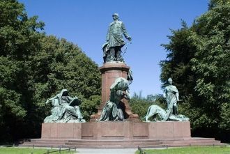 В парке Тиргартен установлено множество 