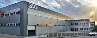 Чуть поодаль стадиона можно заметить цен