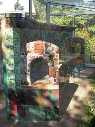 Рядом с главным домом усадьбы Абрамцево 