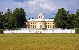 Малый дворец «Каприз» на территории усад