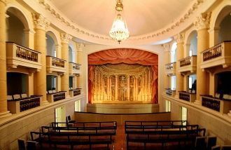 Интерьер театра Гонзага, который находит