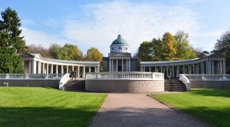 Колоннада в усадьбе Архангельское –храм-