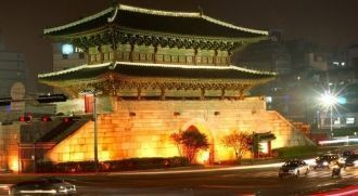 Ворота Тондэмун в ночной подсветке.