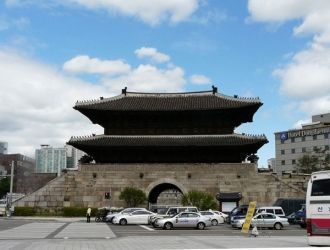 На каменном основании покоится надстройк