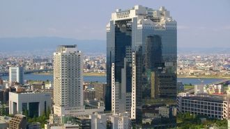 Вид на небоскреб Умэда сбоку.