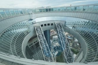 Эскалаторы и смотровая площадка небоскре