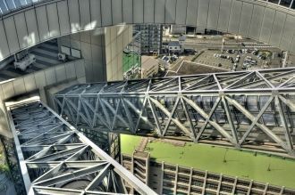 Вид сверху на констуркцию эскалаторов не