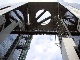 Вид от основания небоскреба Умэда.
