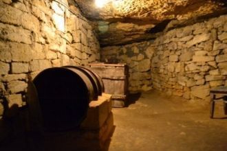 Считается, что из-под земли ничего вынос