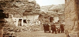 После начала революции в шахтах укрывали