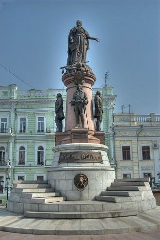 Вместе с Екатериной в скульптурной компо