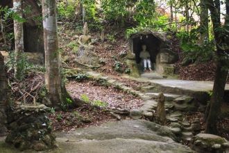 В небольшой искусственной пещере находит