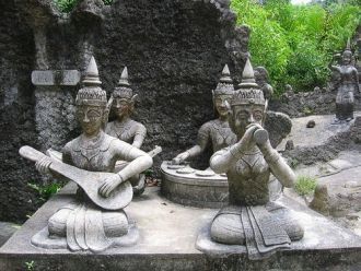 Все фигуры в саду расставленные по Свяще