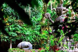 Но здесь есть не только изваяния Будды, 