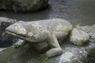 В основном в статуях запечатлены герои Б