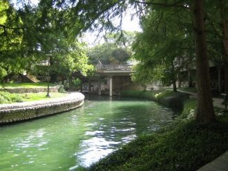 Туристы днем прогуливаются вдоль набереж