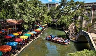 По реке курсируют небольшие плоскодонные