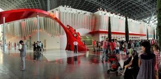 По выходным проходят комедийные и танцев