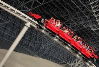 В Ferrari World Abu Dhabi есть много раз
