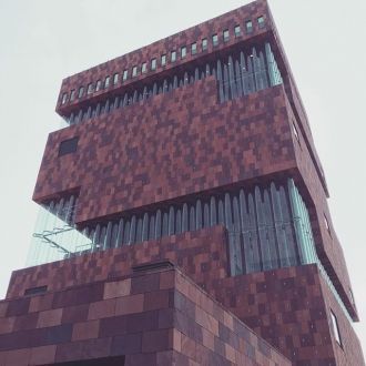 62-метровая башня, облицованная красным 