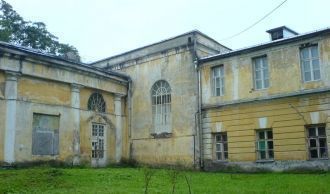 Именно при них началось возведение перво