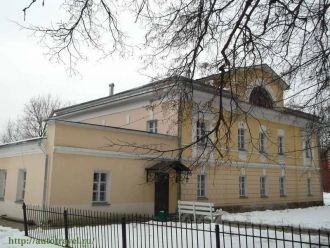 Когда — то к дому примыкала церковь, уни