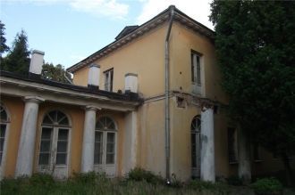 Главный дом с июня 2002 г. закрыт на оче