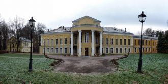 Усадьба Суханово находится примерно в 1,