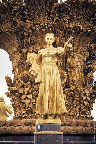 Девушка-Россия смотрит на Главный павиль