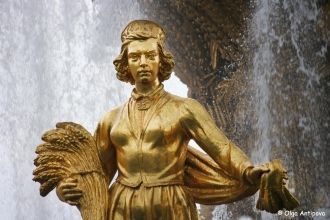 Признавая художественные удачи, достигну