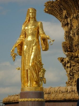 Скульпторам фонтана–хоровода позировали 