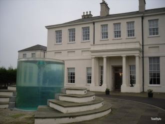 Когда вода почти внизу фонтана, чуть ли 