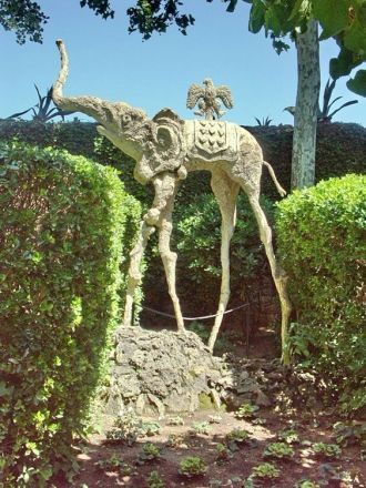 В саду замка очень приятно погулять, зде