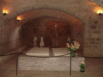 И в завершении склеп Дали. Подвал получи