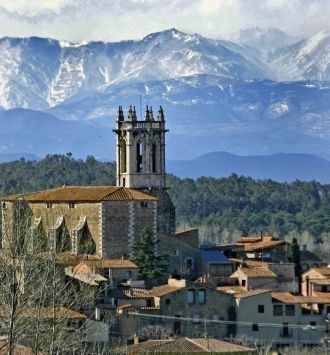 Недалеко от уникального кресла находится