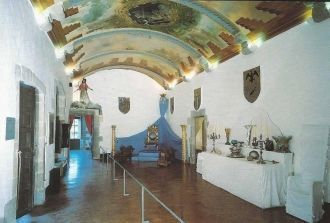 Гостей встречает гербовый зал. Белые сте