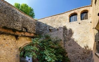 Ироничная рука Сальвадора, прошлась по в