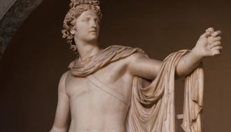 Плотно обвивая грудь и плечи, широкой ма