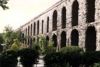 Акведук Валента имеет второе название “Б