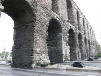 Дорога сквозь арки Акведука Валента.