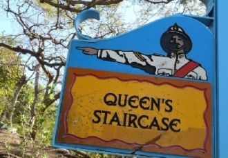 Гора, в которой вырезаны ступени, находи