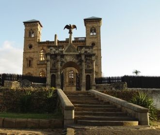 Крепостные сооружения на горе постоянно 